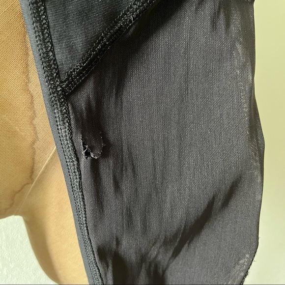 UNDER ARMOUR sz S Vanquish Ankle Leggings Black HOLE - Picture 3 of 5